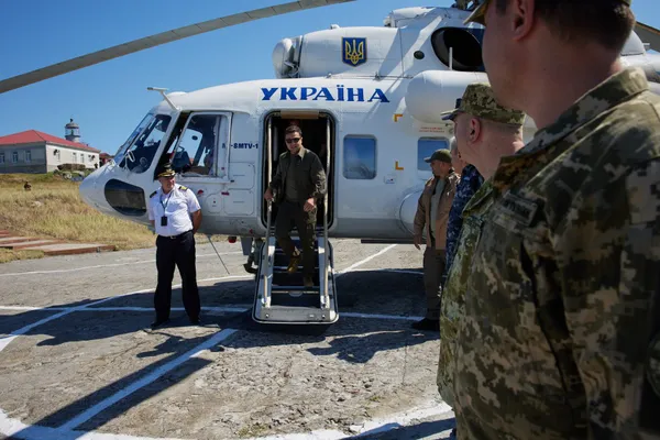 Президент України перевірив готовність військових до оборони острова Зміїний (фото)