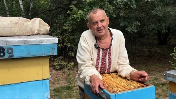 «Від пасіки не відречусь ніколи»: як капелан зі Світязя готує мед для військових (фото)