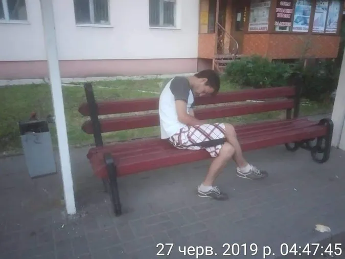 У Луцьку розігнали п'яниць, які спали на лавках (фото)