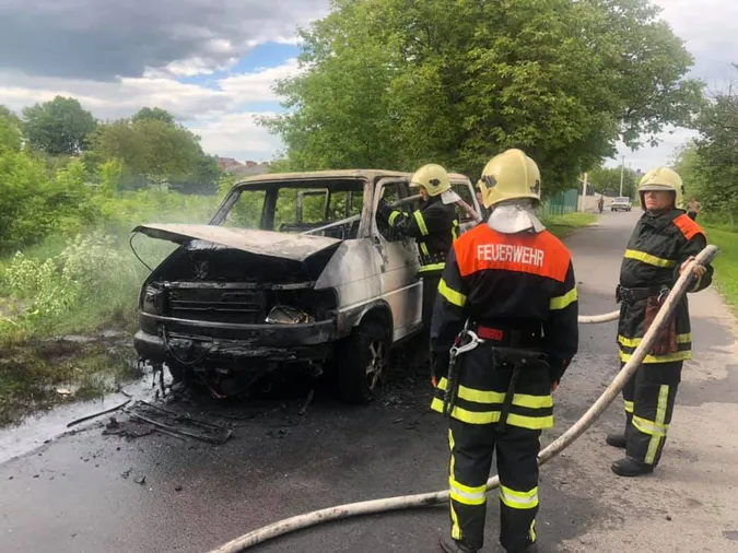 У Володимирі посеред вулиці дотла вигорів мікроавтобус (фото)