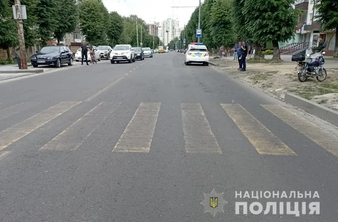У центрі Луцька дідусь на мопеді збив двох школярок (фото)