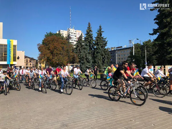Луцьк святкує активно: на міські вулиці виїхали велосипедисти у вишиванках (ФОТО)