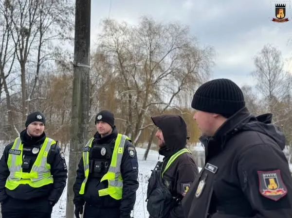 Повні сумки пійла: у Луцьку біля ринку зловили продавчиню сурогату (фото)