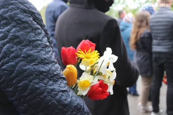 У Луцьку поклали квіти до пам'ятника невідомому солдату (фото)