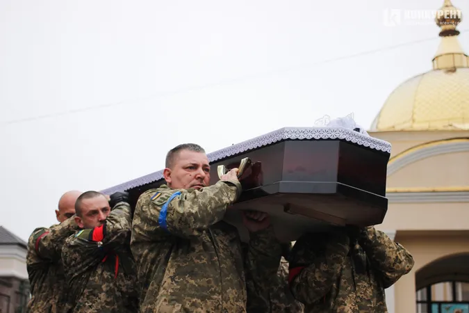 У Луцьку на колінах попрощалися зі ще одним загиблим Героєм (фото)