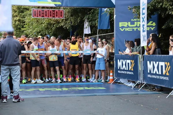 У Луцьку пробігли благодійний MHP Run4Victory: зібрані кошти спрямують на підтримку 100-ї ОМБр (фото)