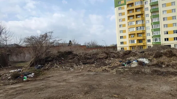 Зруйновані теплиці і покинуті автівки: як врятувати «Парки та сквери Луцька» (фото)