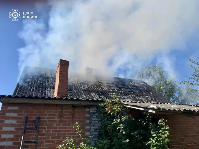 На Волині рятувальник виніс з пожежі подружжя пенсіонерів (фото)