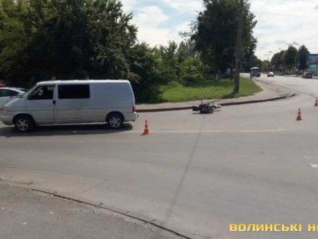 У Луцьку ДТП: зіткнулися мікроавтобус і мотоцикл (фото)