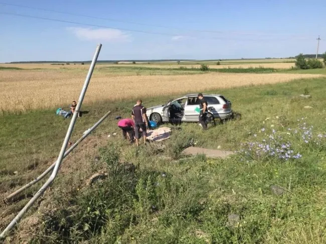 Смертельна аварія на Волині: автомобіль злетів з дороги (фото)