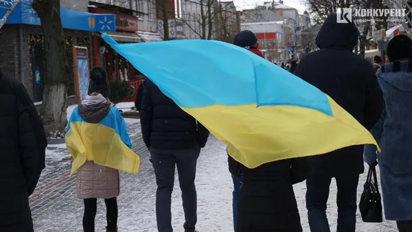 Свято єднання: у Луцьку розгорнули довжелезний стяг у День Соборності (фото, відео)