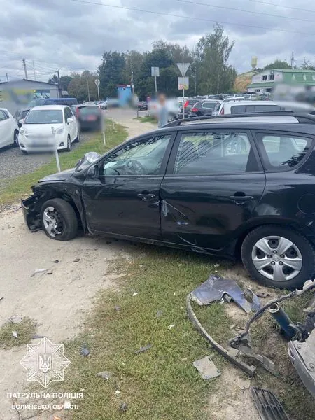 У Луцьку біля авторинку п'яний водій розчовп припарковані Ford та Hyundai (фото)