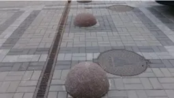 У Луцьку біля прокуратури встановили обмежувачі (фотофакт)
