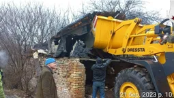 У Луцьку муніципали знесли занедбану халупу напроти міськради (фото)