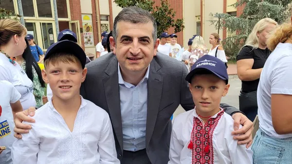 Луцькі діти продавали черешню і опинилися в Туреччині: до чого тут Байрактар (фото)
