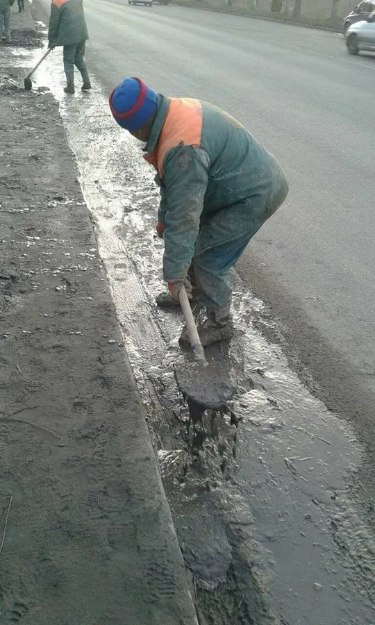 У Луцьку будівельників змусили очистити дорогу (фото)
