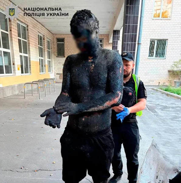 Відмивали 5 годин: киянин обмастився смолою, щоб вкрасти сигарети, апельсин... і вологі серветки (фото)