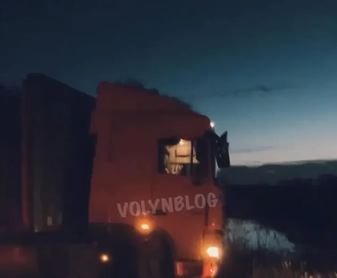 На Волині зіткнулися фура, бус та легковик (фото)
