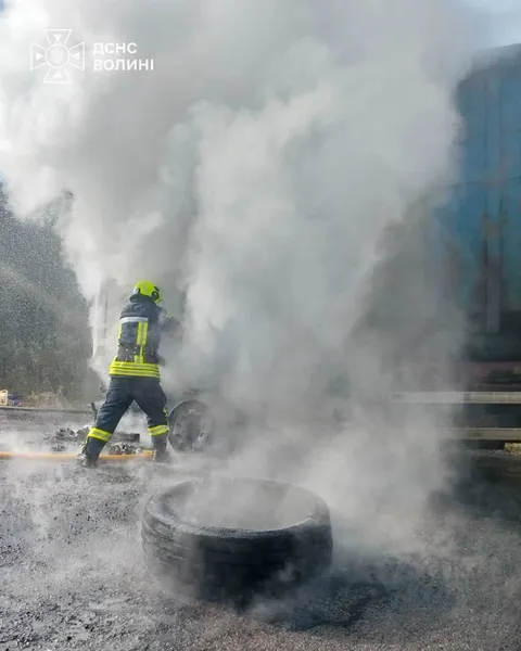 На Волині вщент згоріла вантажівка: рятувальники назвали причину (фото)