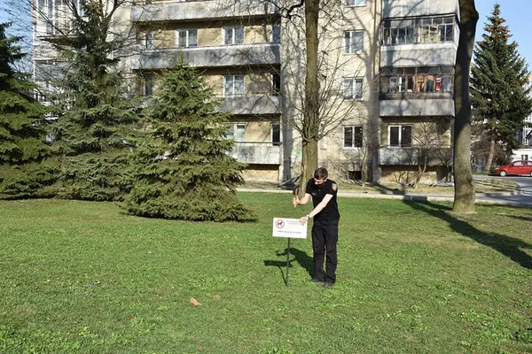 Табличок про заборону вигулу собак у Луцьку стало ще більше (фото)