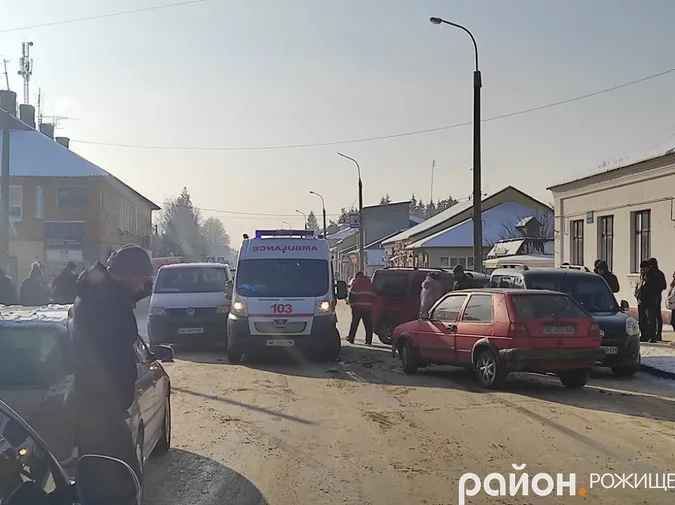 У місті на Волині зіткнулися легковик, «швидка» і бус (фото)