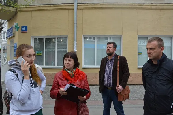 Луцькі муніципали «штурмують» митців у центрі (фото)