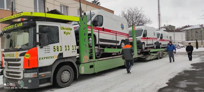 Волинська «швидка» отримала нові авто для порятунку хворих на COVID-19 (фото)