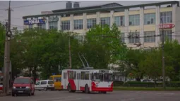 Знов на лінії: у Луцьку повернули на маршрут 35-річний тролейбус (фото)