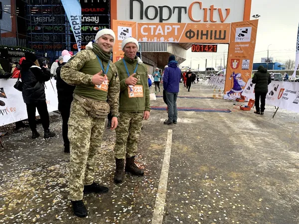 У формі та зі святковими шапками: у Луцьку прикордонники долучились до благодійного забігу