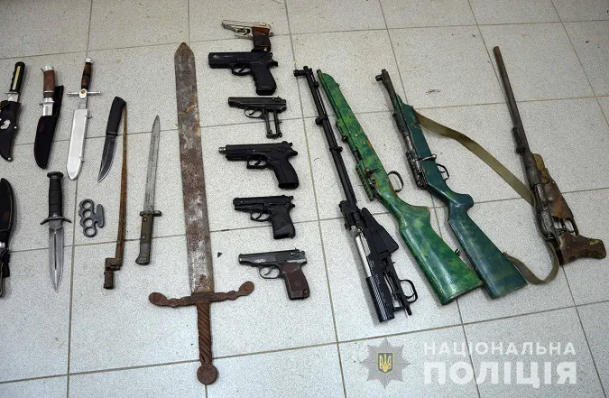 Меч, ножі та пістолети: на Волині утилізували зброю (фото)