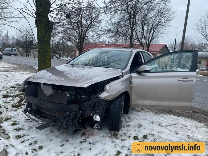 Автівка в кюветі: у Нововолинську не поділили дорогу Volvo і Hyundai (фото)