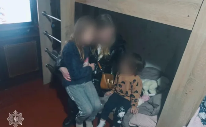 У Луцьку матір залишила двох малолітніх доньок самих у квартирі – втрутилася поліція