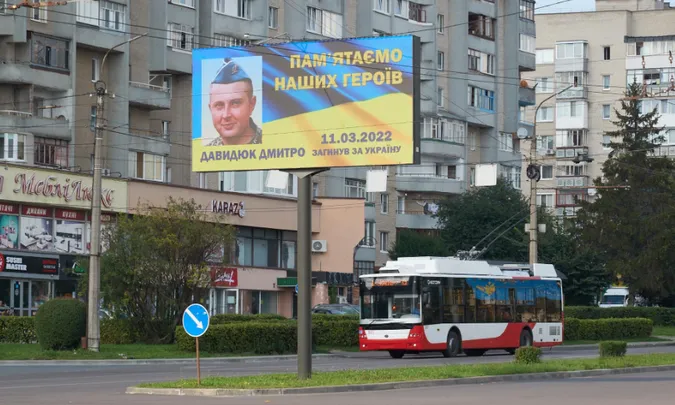 У Луцьку на рекламних бордах розмістили фото та імена загиблих захисників (фото)