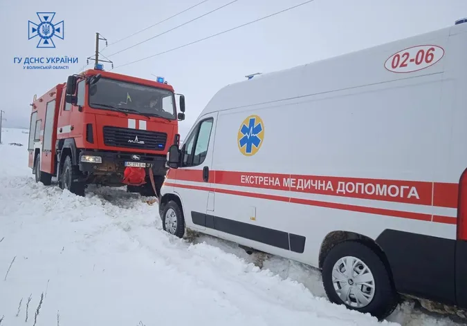 На Волині «швидка», яка їхала на виклик, застрягла в кучугурі снігу (фото)