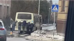 Не кава бадьорить: у Луцьку пасажири пхали маршрутку (відео)
