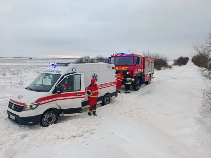Біля Луцька в снігу застрягла «швидка» (фото)