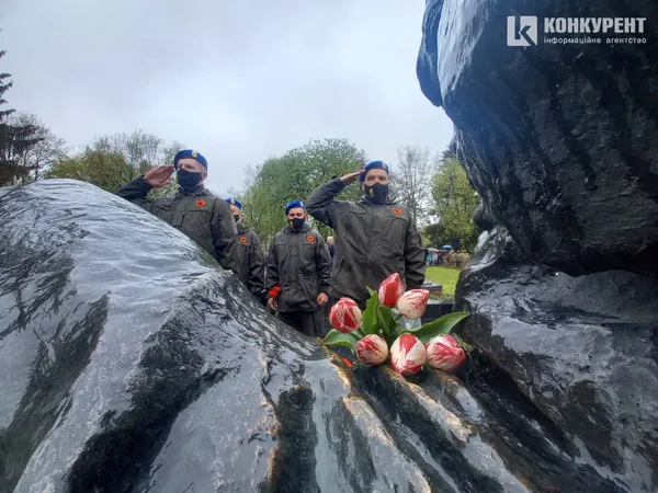 У Луцьку поклали квіти до пам'ятника невідомому солдату (фото)