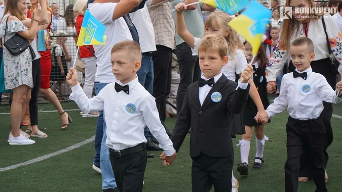 Як відзначили перший дзвоник у Луцькому ліцеї №9 (фото)