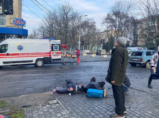 П'ятеро загиблих, десятки поранених: росіяни обстріляли центр Херсона (фото 18+, оновлено)