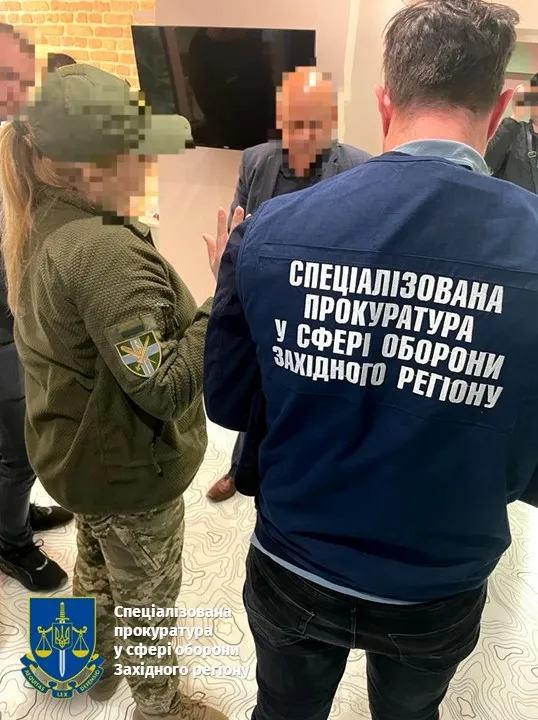 Зловили «на гарячому»: на Волині працівниця військкомату взяла хабар (фото)