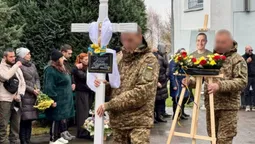Пів року вважався зниклим безвісти: у Нововолинську попрощалися з воїном Артемом Румянцевим (фото)