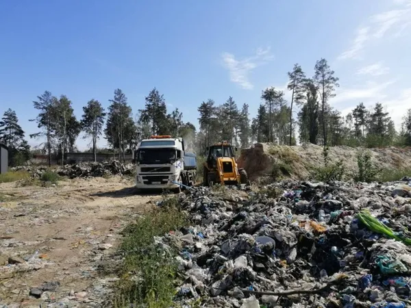 Біля Києва горіло сміттєзвалище (фото)