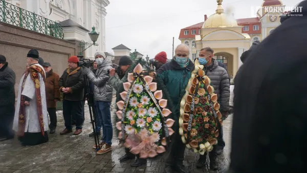 Прожив гідне життя: як Луцьк попрощався з митцем Миколою Голованем (фото, відео)
