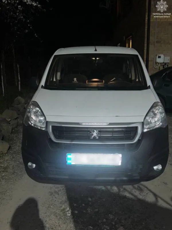Пасажир хотів відкупитись: під Луцьком п'яний на Volkswagen врізався в Peugeot (фото)