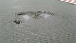 У Луцьку біля "Авангарду" відновлюють бруківку (фото)