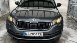 У Києві жінка на Lexus наїхала на поліцейський автомобіль-«фантом» (фото)