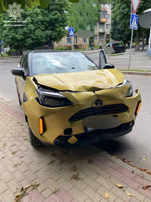 У центрі Луцька Toyota протаранила дерево на тротуарі (фото)