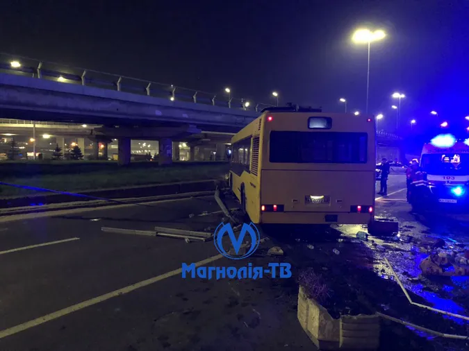 У Києві автобус влетів у натовп людей на зупинці: є жертва (фото)