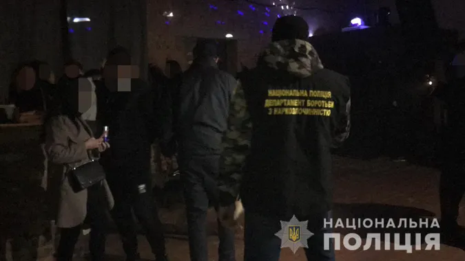 Зі спецназом і собаками: у Луцьку «накрили» нічний клуб (фото)