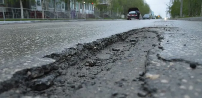 Чиновника Луцької міськради оштрафували за яму на дорозі